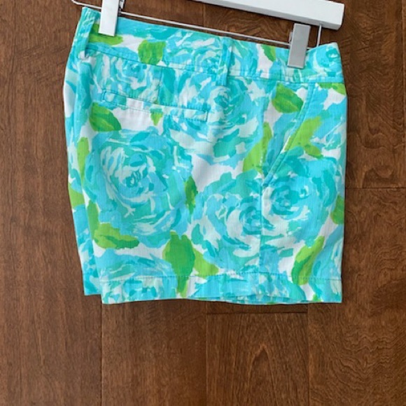 Beautiful Lilly shorts size 6! - Picture 2 of 4